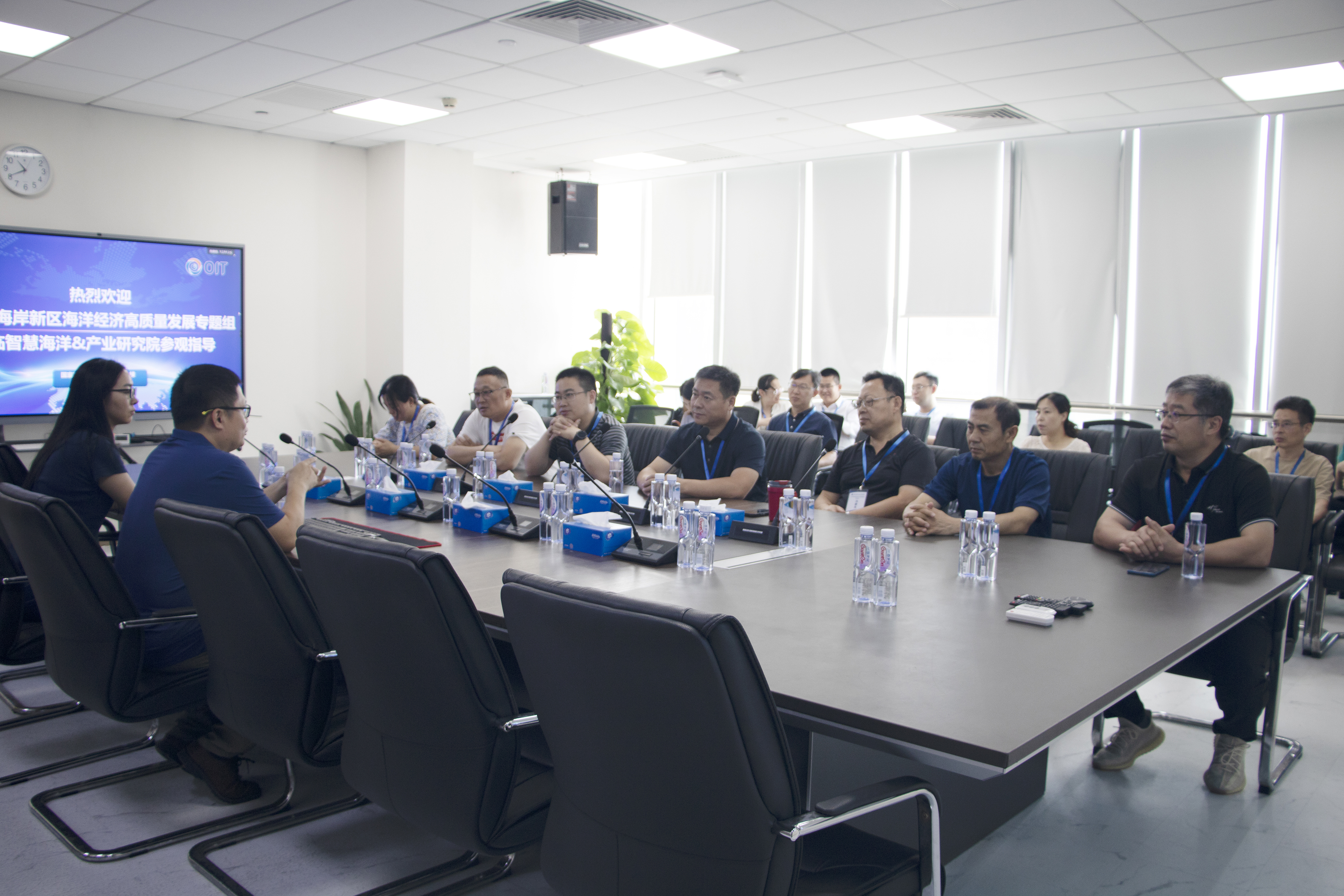 青島市(shì)西(xī)岸新區(qū)海(hǎi)洋高(gāo)質量發展專題組莅臨智慧海(hǎi)洋&産業(yè)研究院參觀交流(圖1) 青島市(shì)西(xī)岸新區(qū)海(hǎi)洋高(gāo)質量發展專題組莅臨智慧海(hǎi)洋&産業(yè)研究院參觀交流(圖1)