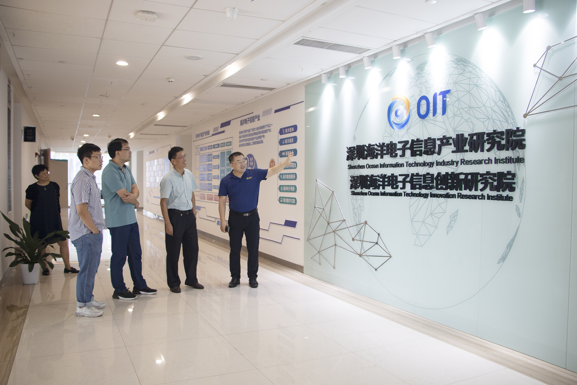 深圳職業(yè)技(jì)術(shù)大(dà)學人(rén)工(gōng)智能(néng)學院院長(cháng)楊金(jīn)鋒一(yī)行(xíng)莅臨産業(yè)研究院交流洽談(圖1) 深圳職業(yè)技(jì)術(shù)大(dà)學人(rén)工(gōng)智能(néng)學院院長(cháng)楊金(jīn)鋒一(yī)行(xíng)莅臨産業(yè)研究院交流洽談(圖1)