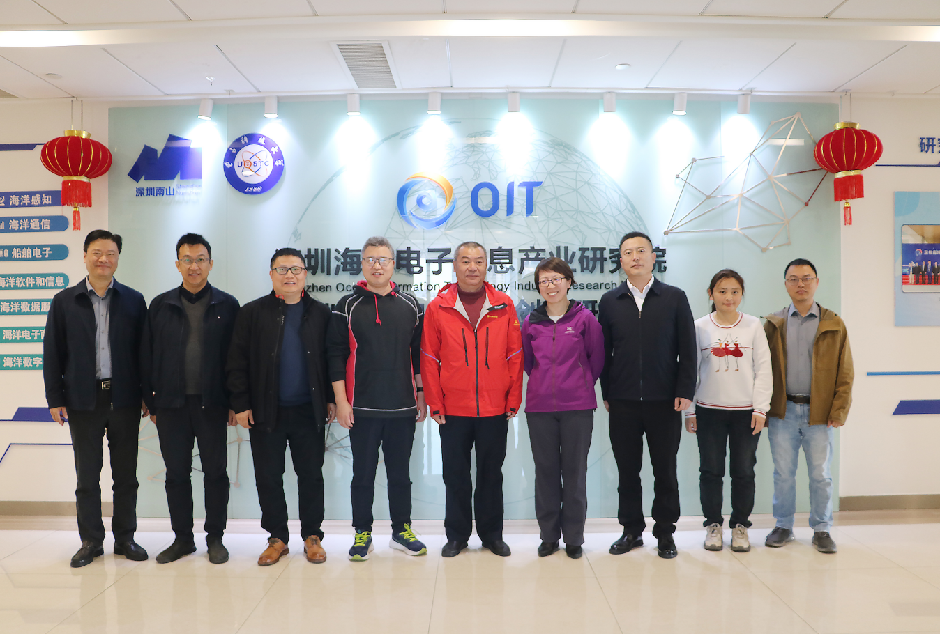 自(zì)然資源部南(nán)海(hǎi)局謝(xiè)健副局長(cháng)、深圳市(shì)海(hǎi)洋發展局陳華平局長(cháng)一(yī)行(xíng)莅臨深圳智慧海(hǎi)洋&OIT研究院參觀交流(圖1)