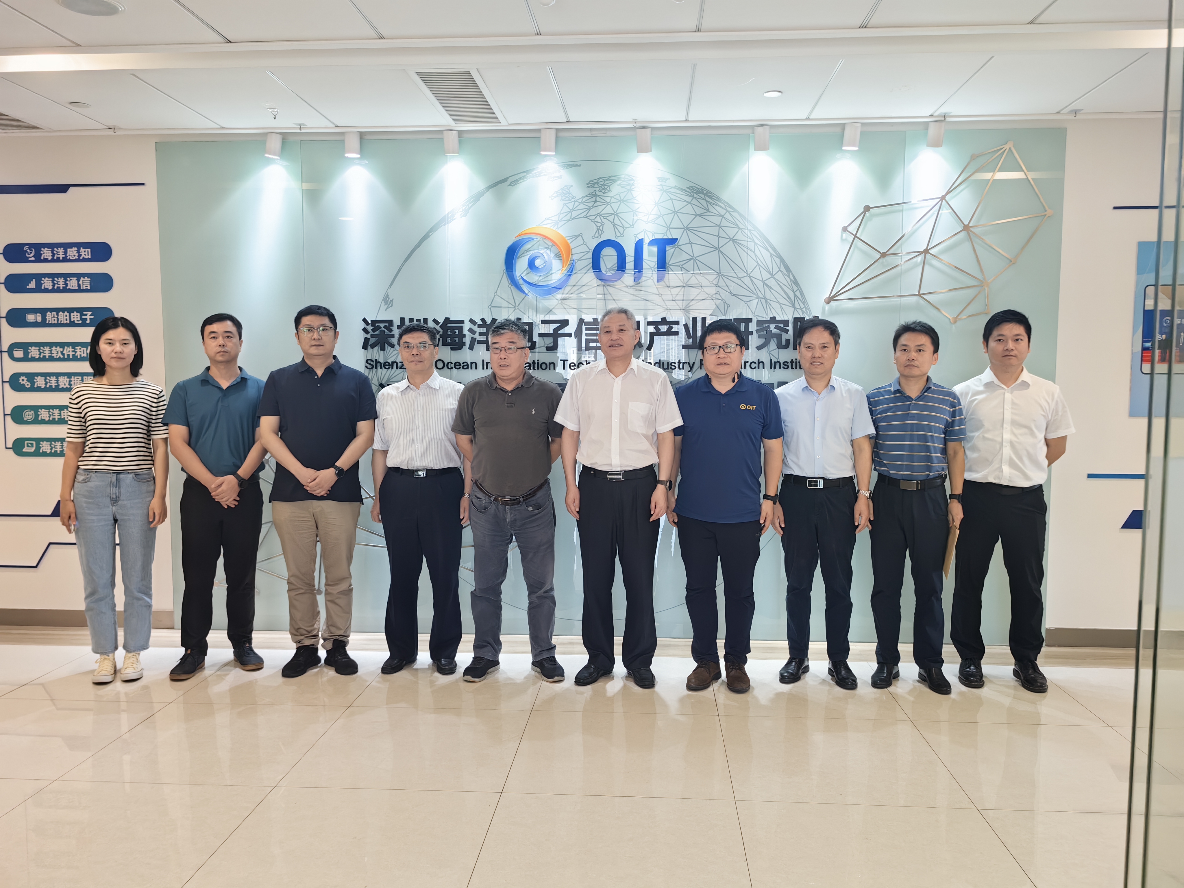 山(shān)東(dōng)省海(hǎi)洋局、廣東(dōng)省自(zì)然資源廳、深圳市(shì)規劃和(hé)自(zì)然資源局領導一(yī)行(xíng)莅臨智慧海(hǎi)洋科(kē)技(jì)&研究院參觀調研(圖2) 山(shān)東(dōng)省海(hǎi)洋局、廣東(dōng)省自(zì)然資源廳、深圳市(shì)規劃和(hé)自(zì)然資源局領導一(yī)行(xíng)莅臨智慧海(hǎi)洋科(kē)技(jì)&研究院參觀調研(圖2)