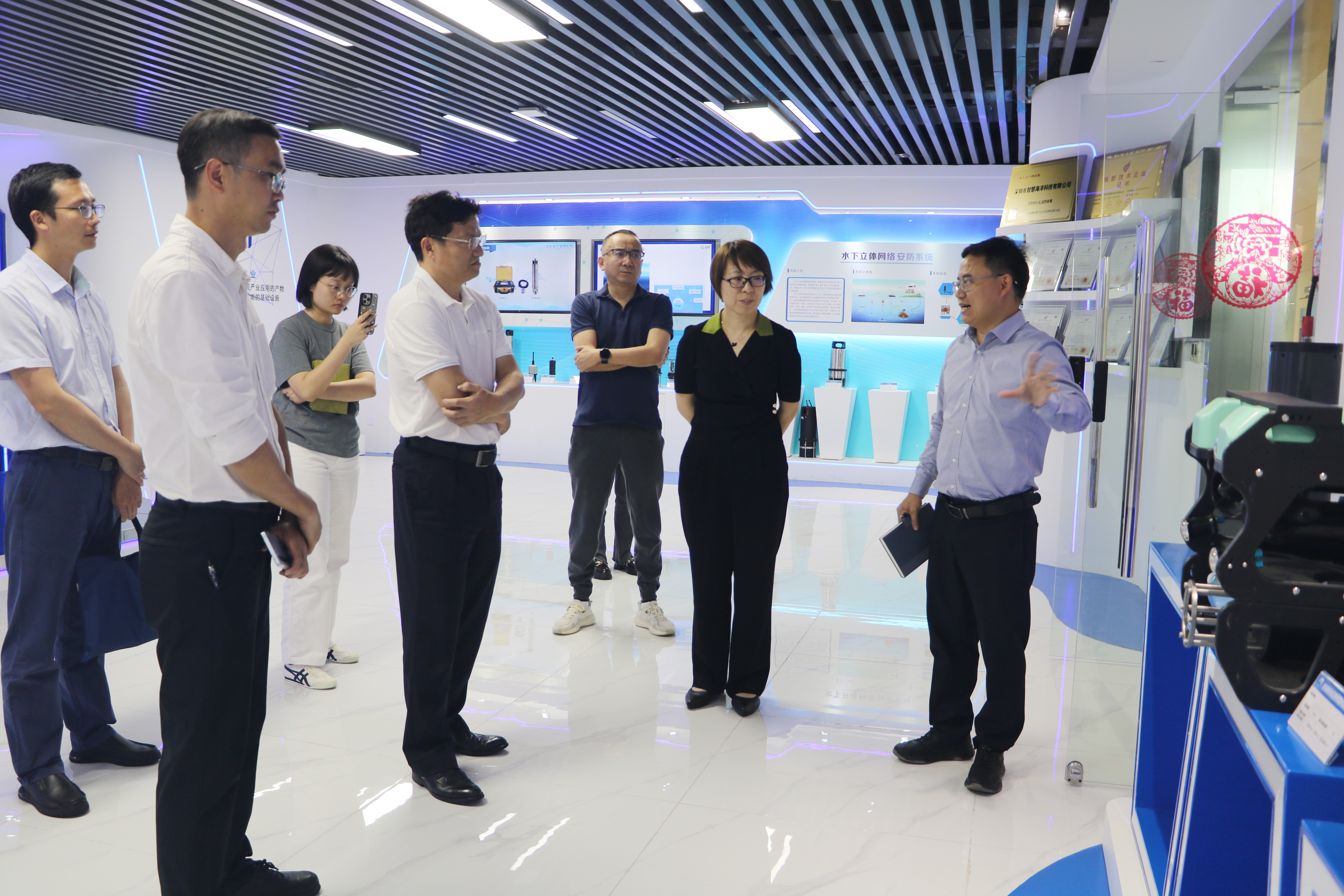 前海(hǎi)檢察院黨組書(shū)記、檢察長(cháng)楊時(shí)敏領導一(yī)行(xíng)莅臨智慧海(hǎi)洋&研究院參觀交流(圖1) 前海(hǎi)檢察院黨組書(shū)記、檢察長(cháng)楊時(shí)敏領導一(yī)行(xíng)莅臨智慧海(hǎi)洋&研究院參觀交流(圖1)