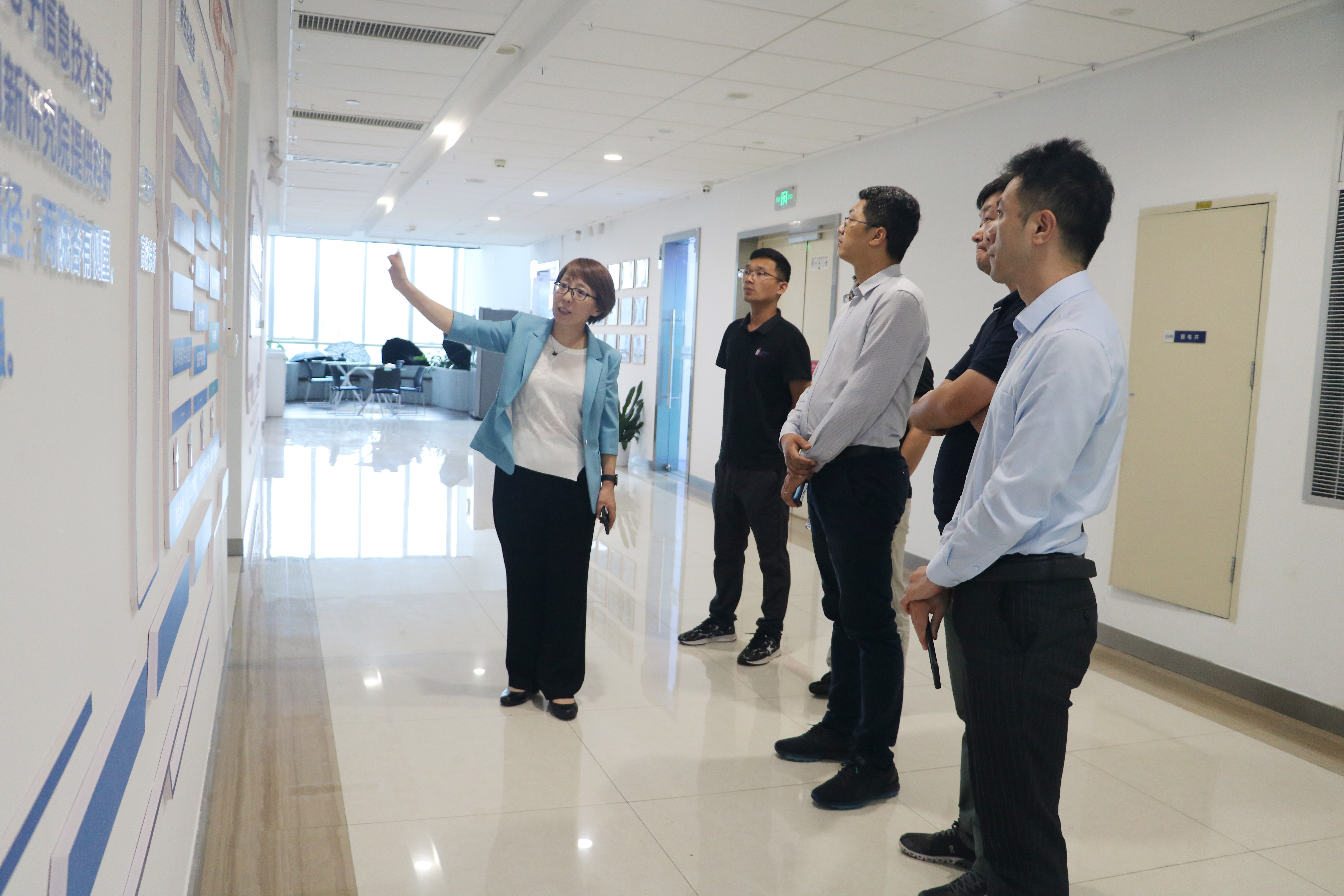 深圳職業(yè)技(jì)術(shù)大(dà)學智能(néng)制(zhì)造技(jì)術(shù)研究院、超聲技(jì)術(shù)研究所莅臨海(hǎi)洋電(diàn)子(zǐ)信息研究院&智慧海(hǎi)洋參觀交流(圖1)