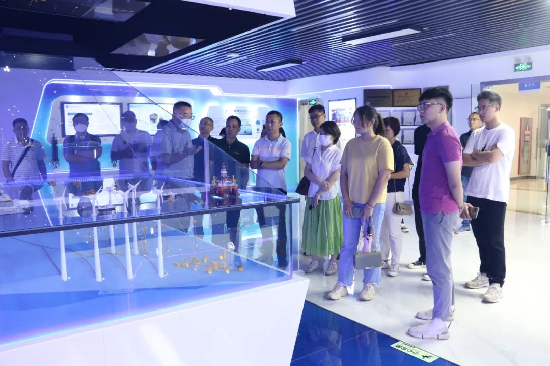 湛江市(shì)海(hǎi)洋生(shēng)物(wù)、海(hǎi)洋高(gāo)端裝備人(rén)才培訓班一(yī)行(xíng)莅臨智慧海(hǎi)洋&産業(yè)研究院參觀指導(圖1) 湛江市(shì)海(hǎi)洋生(shēng)物(wù)、海(hǎi)洋高(gāo)端裝備人(rén)才培訓班一(yī)行(xíng)莅臨智慧海(hǎi)洋&産業(yè)研究院參觀指導(圖1)