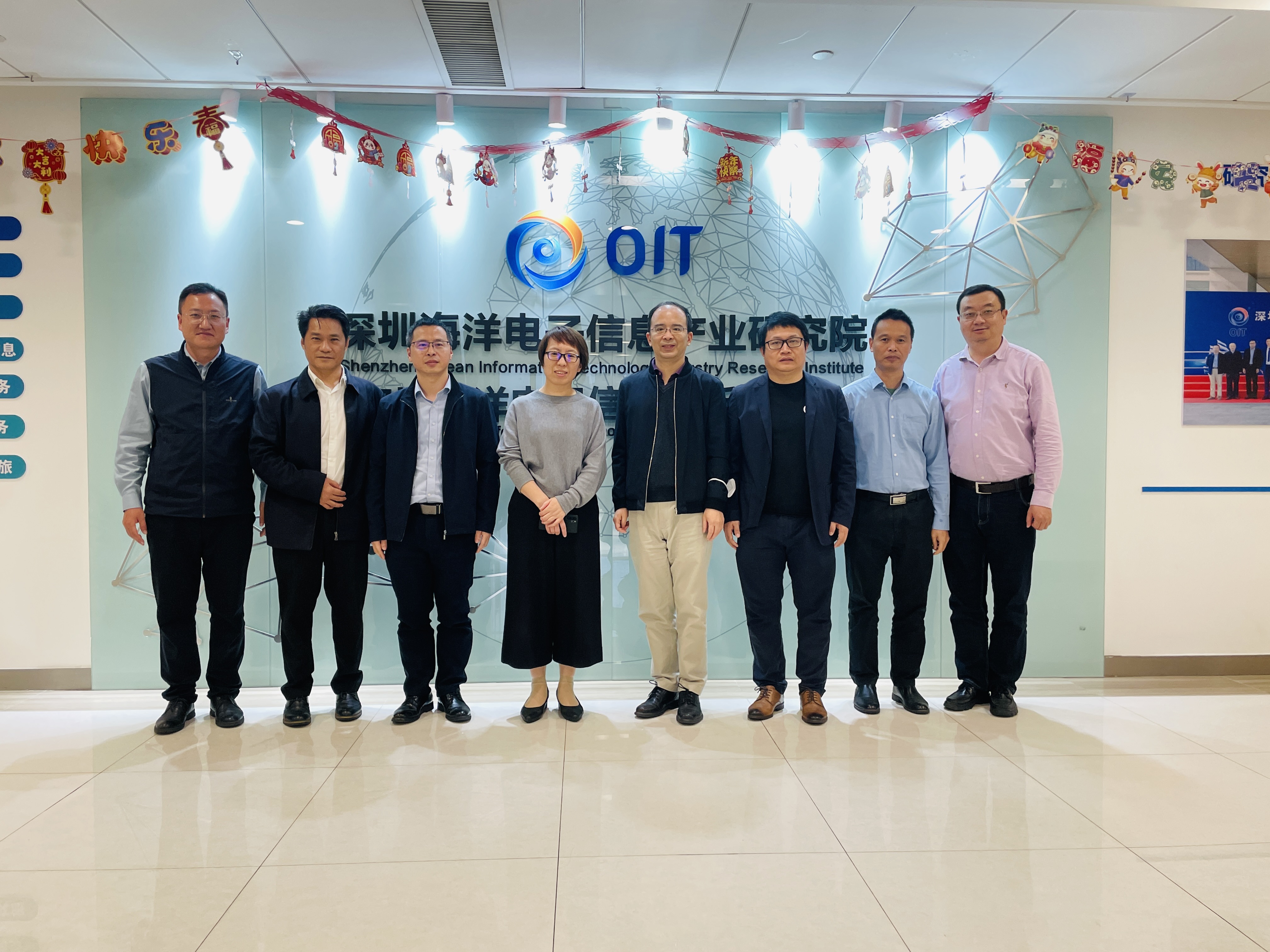 中海(hǎi)油深圳分(fēn)公司梁衛總領導一(yī)行(xíng)莅臨海(hǎi)洋電(diàn)子(zǐ)信息産業(yè)研究院考察指導!(圖1) 中海(hǎi)油深圳分(fēn)公司梁衛總領導一(yī)行(xíng)莅臨海(hǎi)洋電(diàn)子(zǐ)信息産業(yè)研究院考察指導!(圖1)