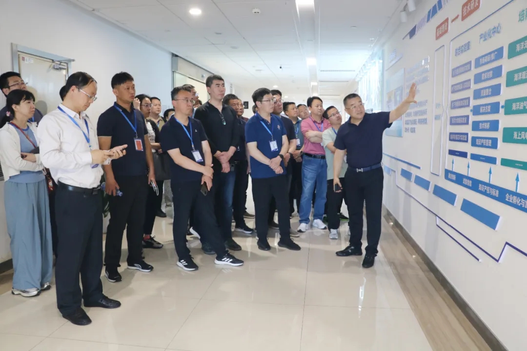 青島西(xī)海(hǎi)岸新區(qū)“十五五”規劃編制(zhì)專題培訓班學員(yuán)莅臨參觀(圖1) 青島西(xī)海(hǎi)岸新區(qū)“十五五”規劃編制(zhì)專題培訓班學員(yuán)莅臨參觀(圖1)