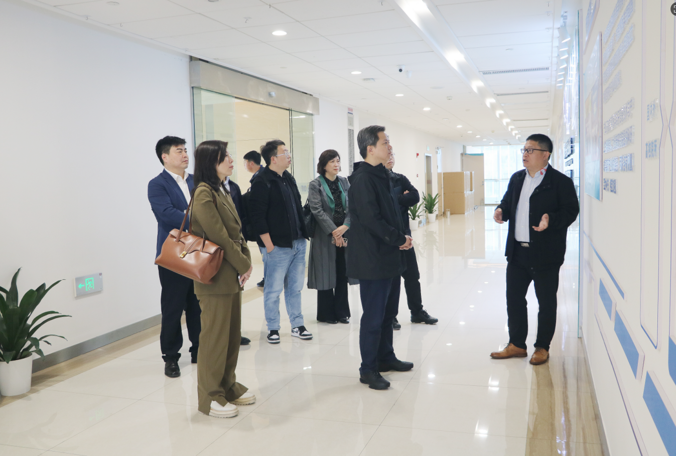 江蘇省如(rú)臯市(shì)委常委、市(shì)政府副市(shì)長(cháng)陳鳴華一(yī)行(xíng)莅臨智慧海(hǎi)洋&OIT研究院考察指導(圖1)