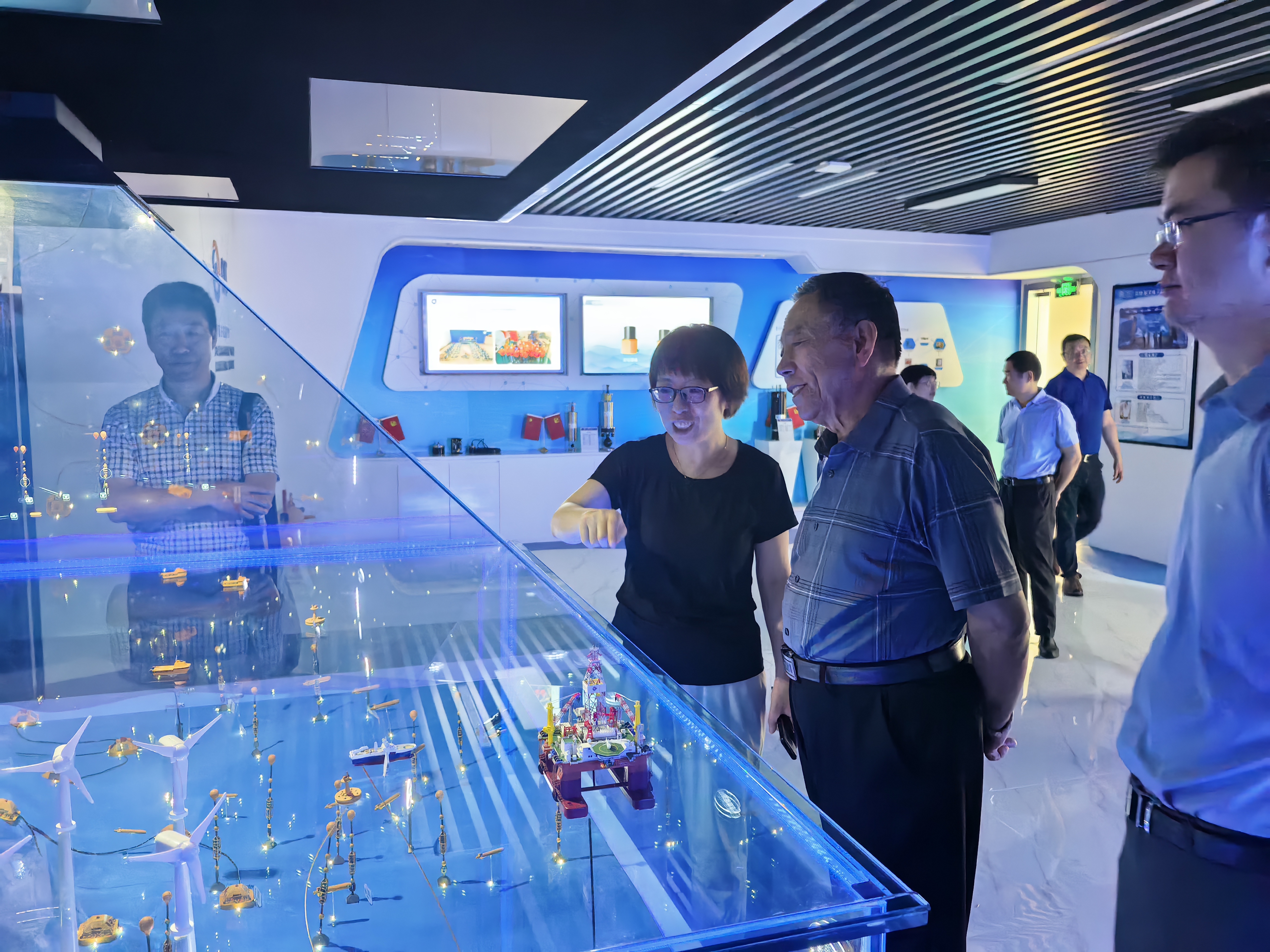 中科(kē)院沈陽自(zì)動化(huà)所封錫盛院士莅臨海(hǎi)洋電(diàn)子(zǐ)信息産業(yè)研究院&智慧海(hǎi)洋參觀交流(圖1)