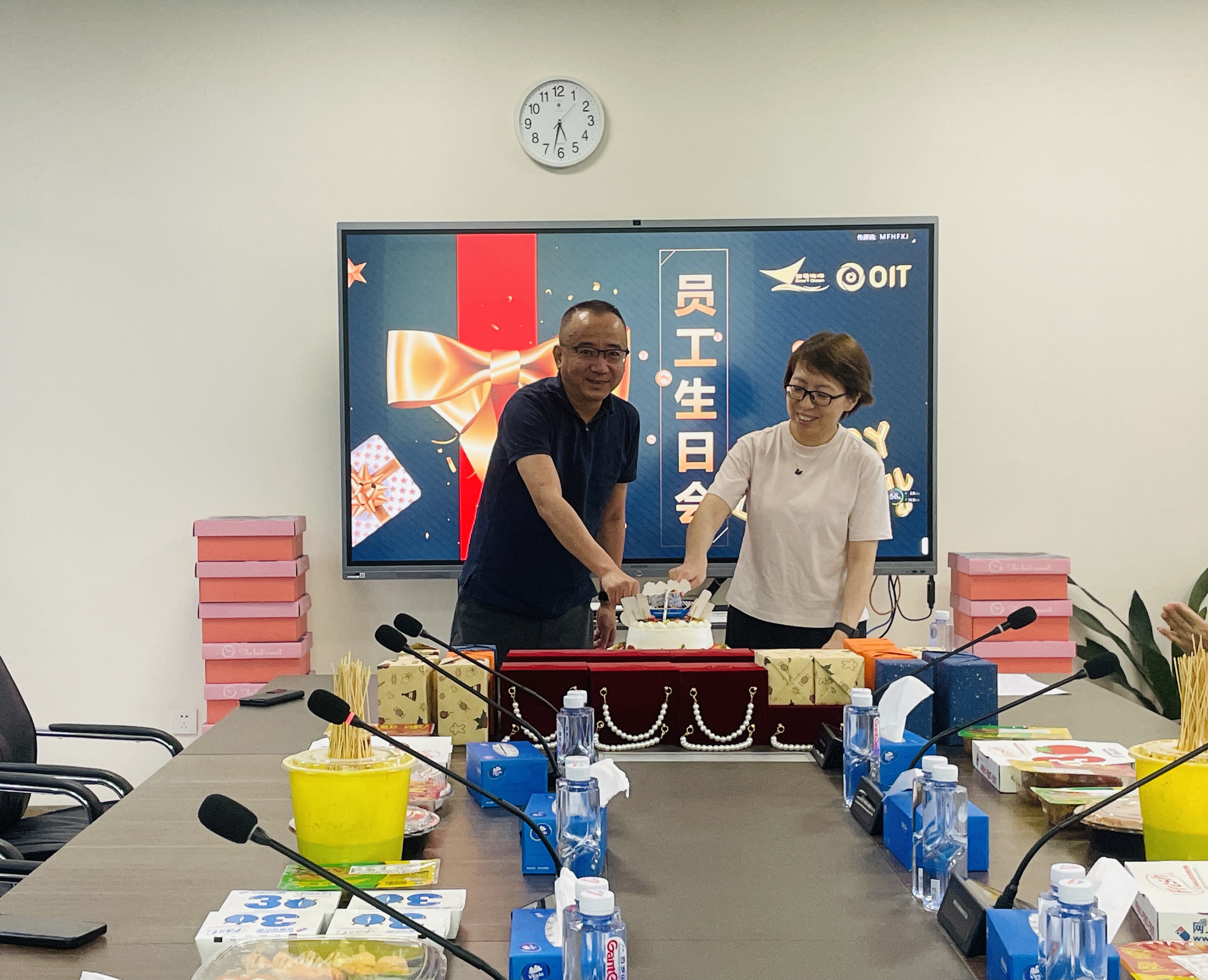 六月(yuè)陽光(guāng)下(xià)的(de)溫馨時(shí)刻——員(yuán)工(gōng)生(shēng)日(rì)會(huì)彰顯公司企業(yè)文(wén)化(huà)(圖2)